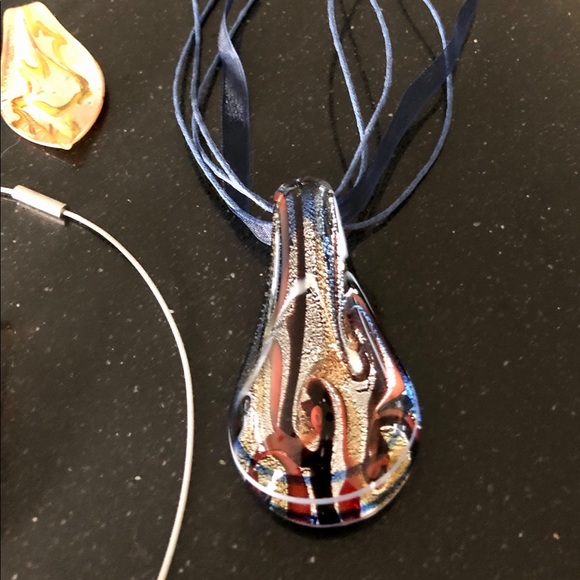 Glass pendants with magnet wire & ribbon chain - Picture 2 of 3
